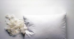 Si të lani jastëkët me pupla në shtëpi?