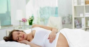 Je možné počas tehotenstva spať na bruchu?